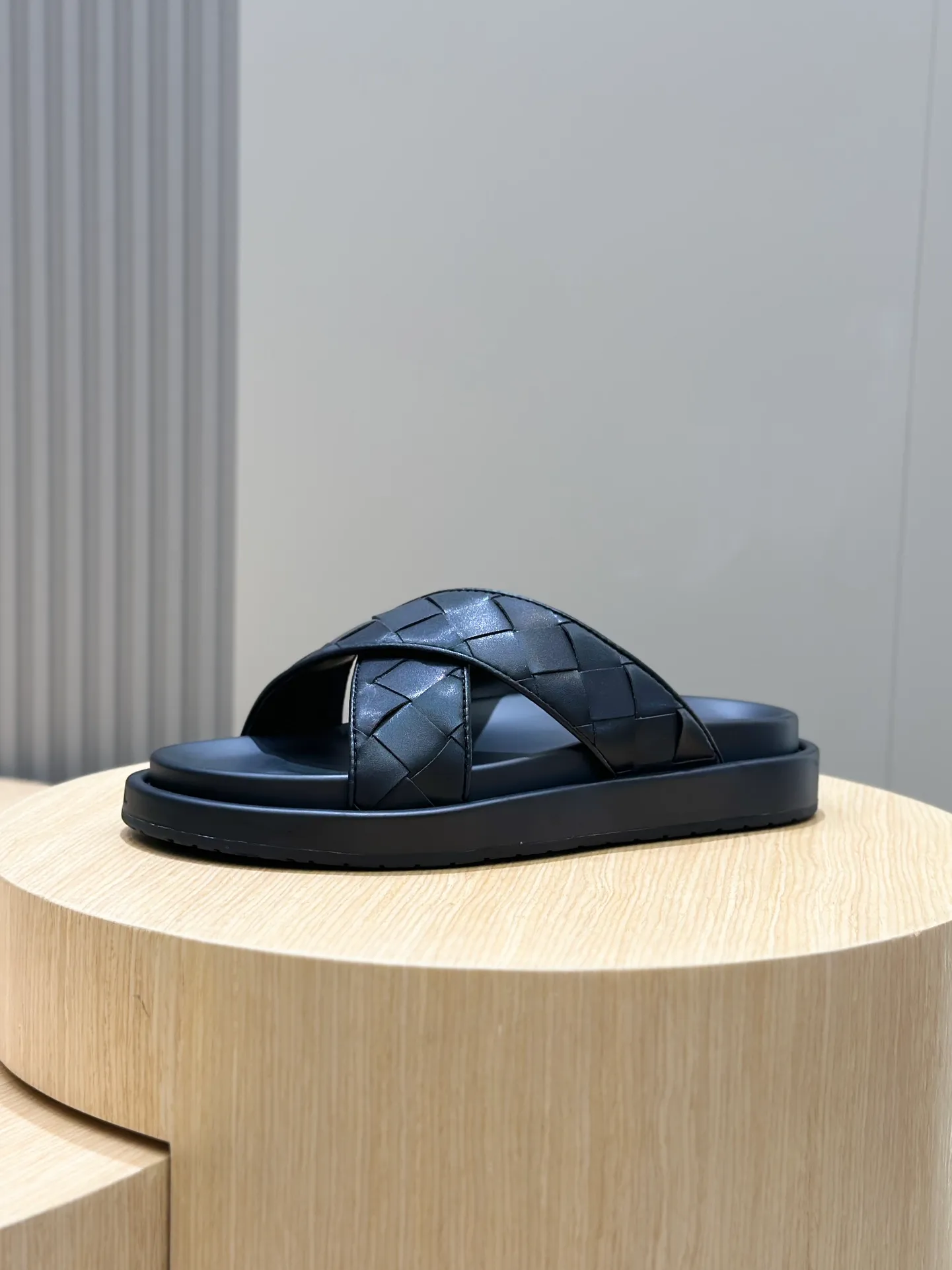 Factory price: 360💰BV hand-woven men's slippers and sandals - suitable for walking. It still emphasizes minimalism and practical wearability, but is full of vivid artistry. Super classic, luxurious and comfortable, imported cowhide + cowhide lining + lightweight outsole Size: 39-44 (customized at 38.45)